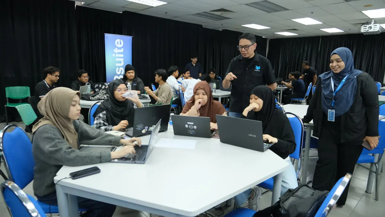 Hands-on coaching at the tables